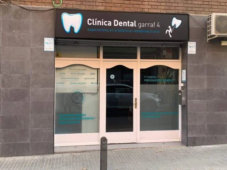 Fachada de la Clínica Dental Garraf 4 con el rótulo sobre la entrada