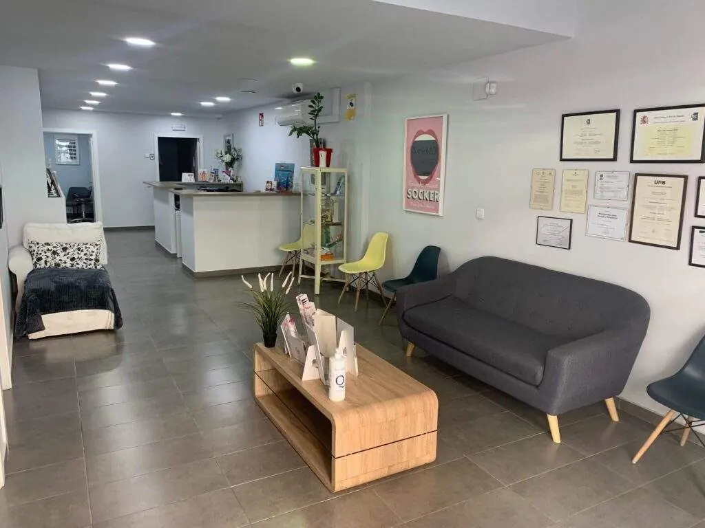 Sala de espera luminosa de Clínica Dental Garraf 4 en Cornellà