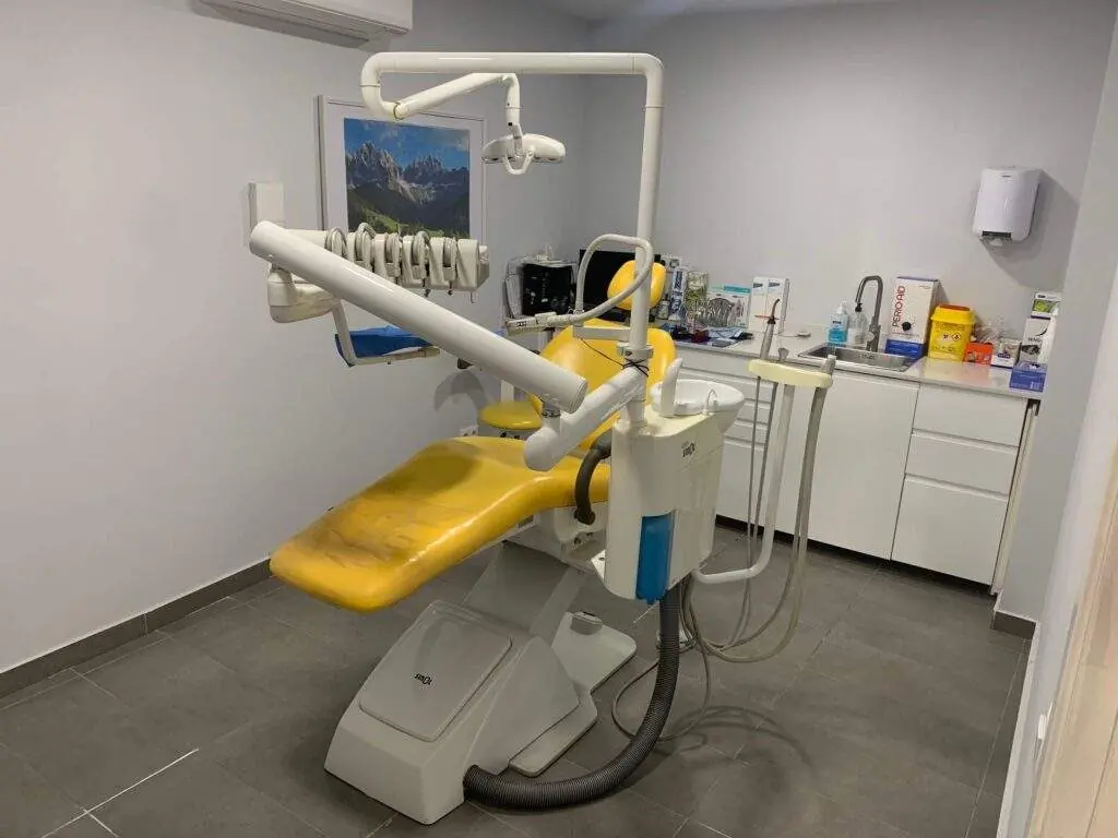 Sillón dental en uno de los gabinetes de Clínica Dental Garraf 4