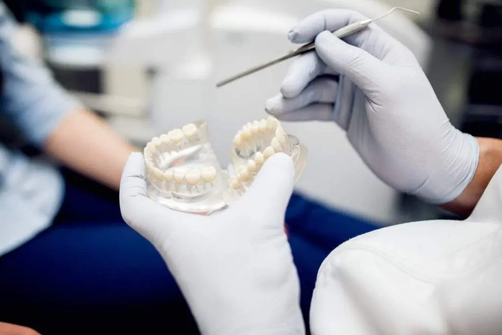 ¿Qué tipos de prótesis dentales existen y cuál es la mejor para ti?